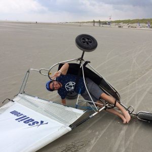 Patrick, het zeil hoort boven!