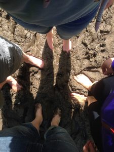 Blote voetjes in de drek