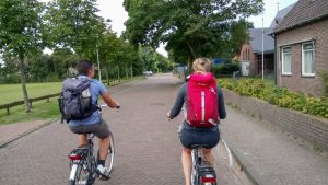 Raoul en Margryt fietsen richting Nes
