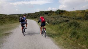 Fietsen in de duinen bij Nes